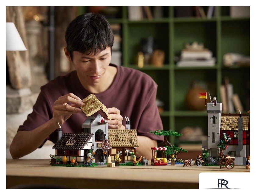 Конструктор LEGO Icons 10332 Средневековая городская площадь - Изображение №13 — Интернет-магазин ПроЗаказ