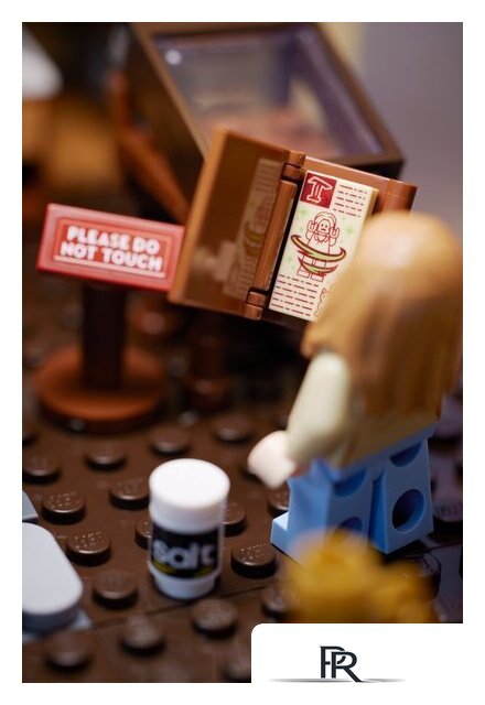 Конструктор LEGO Ideas 21341 Фокус-Покус: Коттедж сестер Сандерсон - Изображение №18 — Интернет-магазин ПроЗаказ