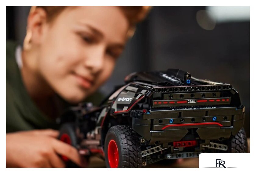 Конструктор LEGO Technic 42160 Audi RS Q e-tron - Изображение №9 — Интернет-магазин ПроЗаказ