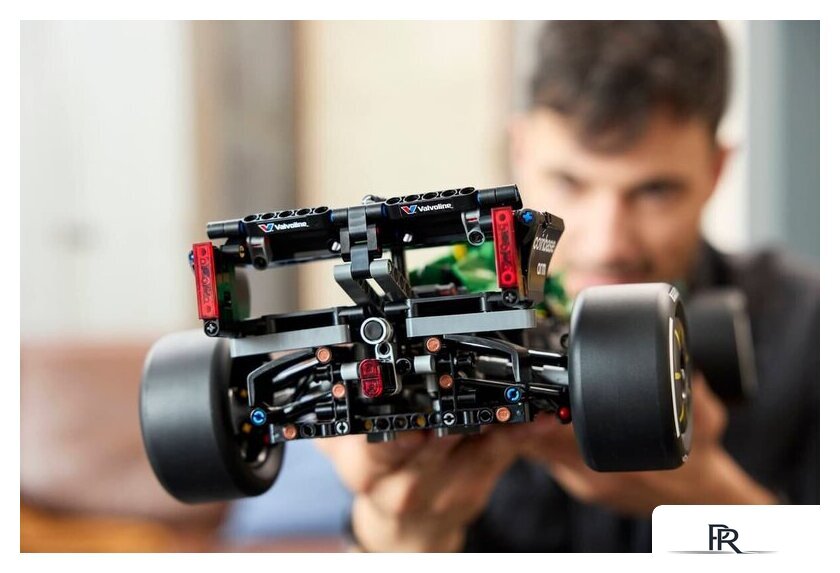 Конструктор LEGO Technic 42240 Aston Martin Aramco AMR25 F1 - Изображение №11 — Интернет-магазин ПроЗаказ