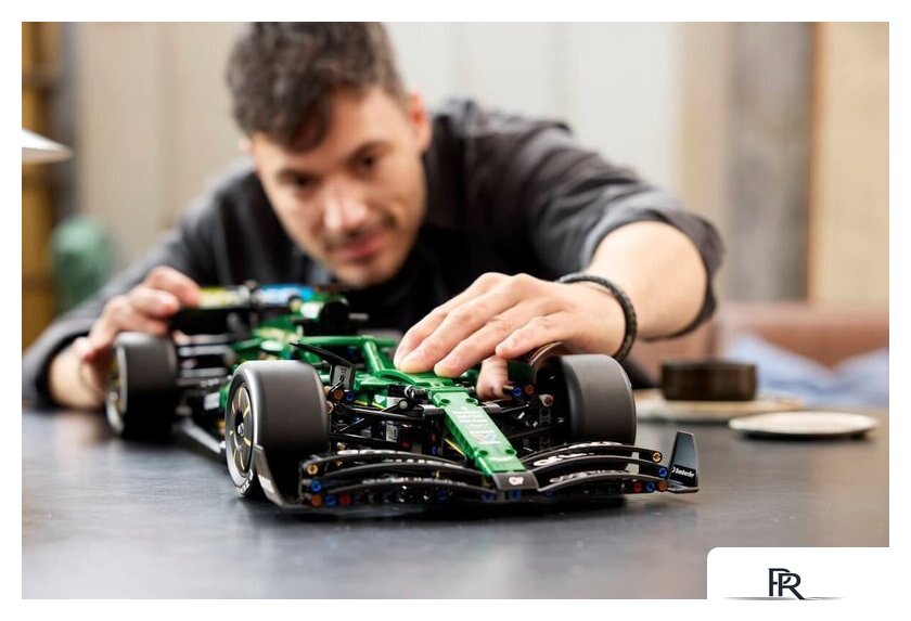 Конструктор LEGO Technic 42240 Aston Martin Aramco AMR25 F1 - Изображение №15 — Интернет-магазин ПроЗаказ