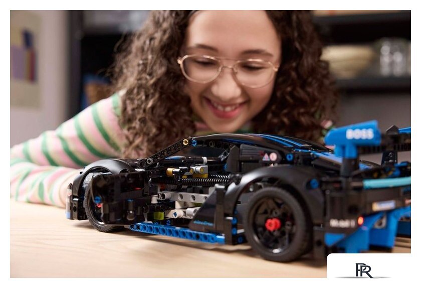 Конструктор LEGO Technic 42176 Porsche GT4 e-Performance - Изображение №8 — Интернет-магазин ПроЗаказ