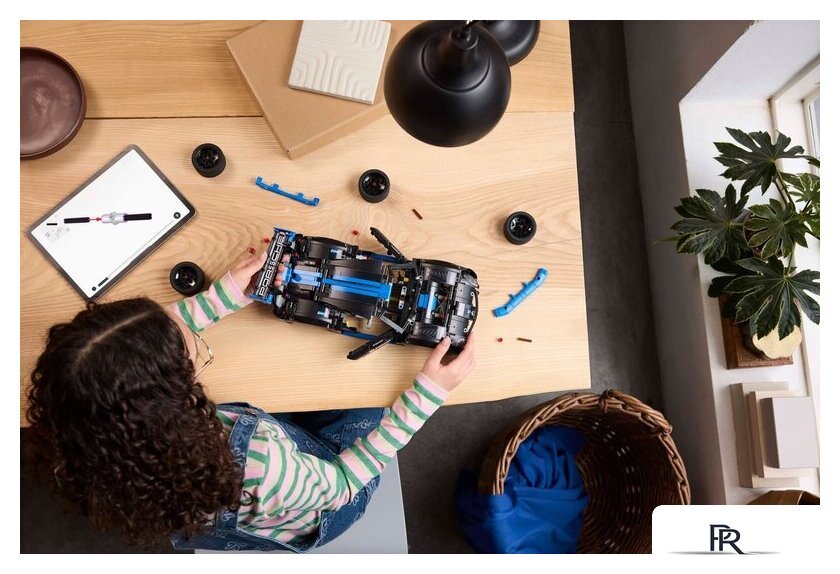Конструктор LEGO Technic 42176 Porsche GT4 e-Performance - Изображение №9 — Интернет-магазин ПроЗаказ