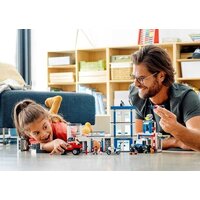 Конструктор LEGO City 60246 Полицейский участок - Превью изображения №10 — Интернет-магазин ПроЗаказ