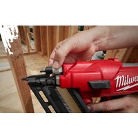Гвоздезабиватель Milwaukee M18 FFN-502C 4933471404 (с 2-мя АКБ) - Превью изображения №6 — Интернет-магазин ПроЗаказ