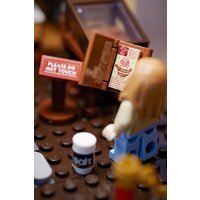 Конструктор LEGO Ideas 21341 Фокус-Покус: Коттедж сестер Сандерсон - Превью изображения №18 — Интернет-магазин ПроЗаказ