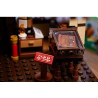 Конструктор LEGO Ideas 21341 Фокус-Покус: Коттедж сестер Сандерсон - Превью изображения №16 — Интернет-магазин ПроЗаказ