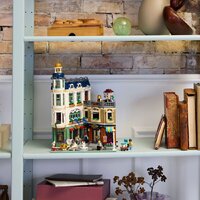 Конструктор LEGO Icons 11371 Торговая улица - Превью изображения №15 — Интернет-магазин ПроЗаказ