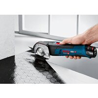 Листовые электрические ножницы Bosch GUS 12V-300 Professional 06019B2904 (с 2-мя АКБ, кейс) - Превью изображения №2 — Интернет-магазин ПроЗаказ