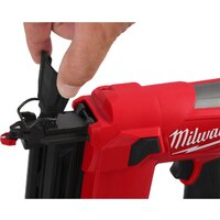 Гвоздезабиватель Milwaukee M12 FCN18GS-0X 4933493355 (с 2-мя АКБ, кейс) - Превью изображения №3 — Интернет-магазин ПроЗаказ