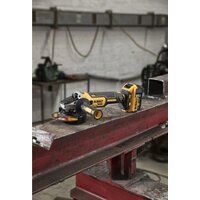 Угловая шлифмашина DeWalt DCG405P3 (с 3-мя АКБ, кейс) - Превью изображения №4 — Интернет-магазин ПроЗаказ