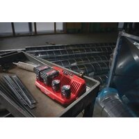Зарядное устройство Milwaukee M12 C4 4932430554 (12В) - Превью изображения №5 — Интернет-магазин ПроЗаказ